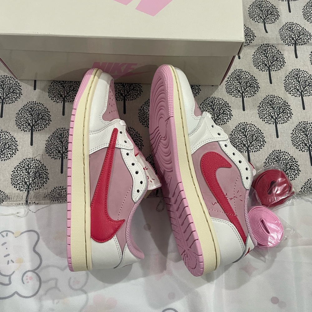Travis Scott Women’s Low-Top Sneakers — Light Pink & Hot Pink & White - Picture 6 of 8